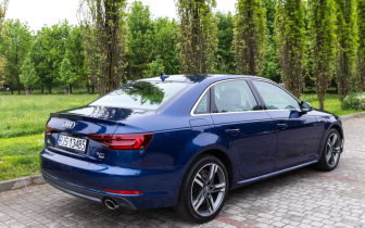 sedan Audi  A4 Limousine  2018 Modrý